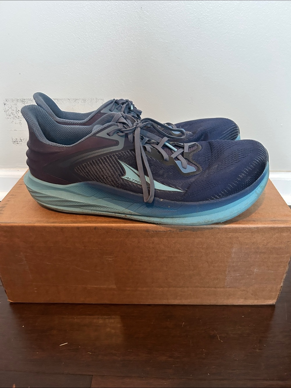 Altra Men’s Navy Running Shoes with Teal Accents Torin 8 size 13